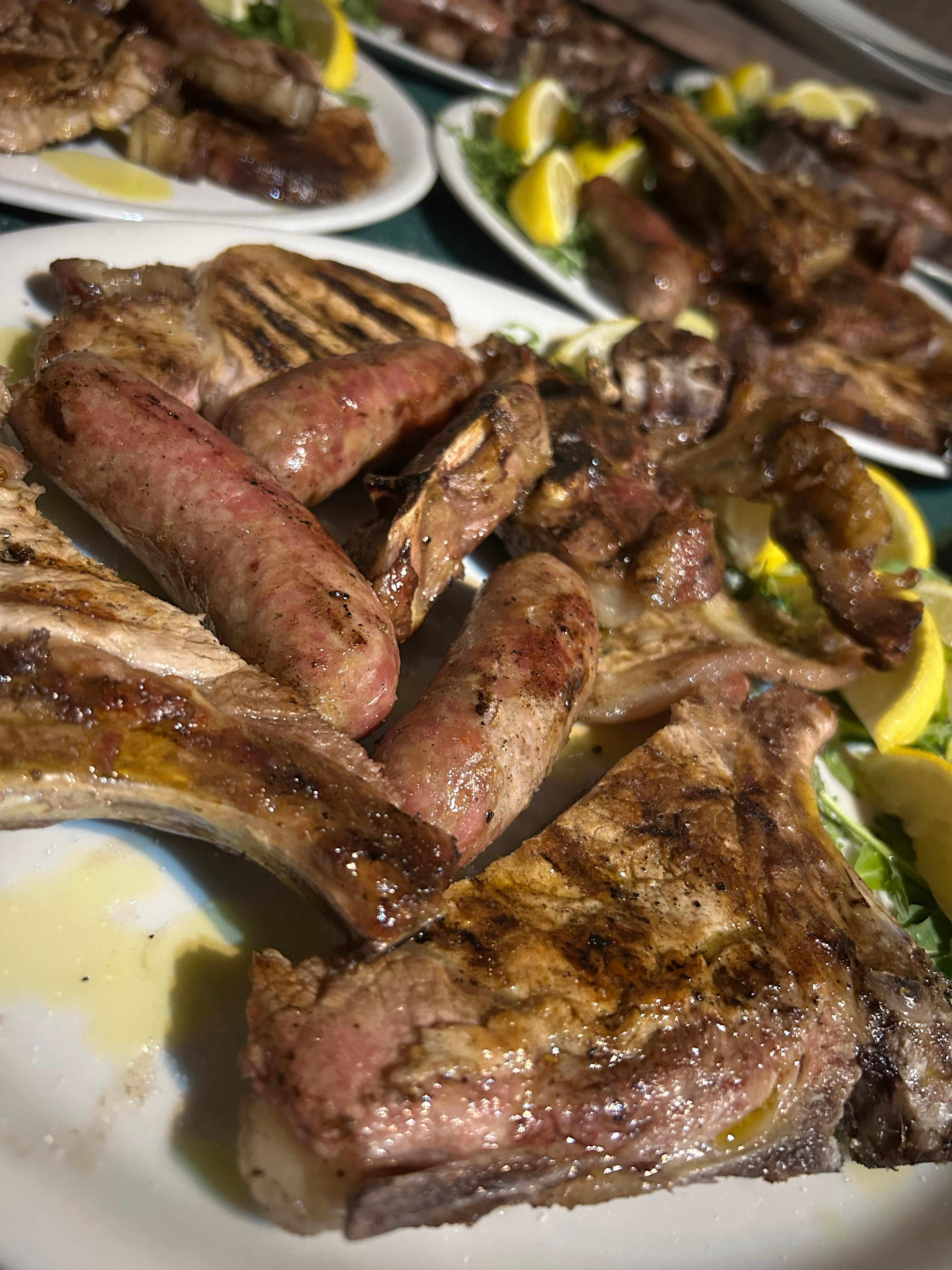 Carne alla griglia e sapori italiani